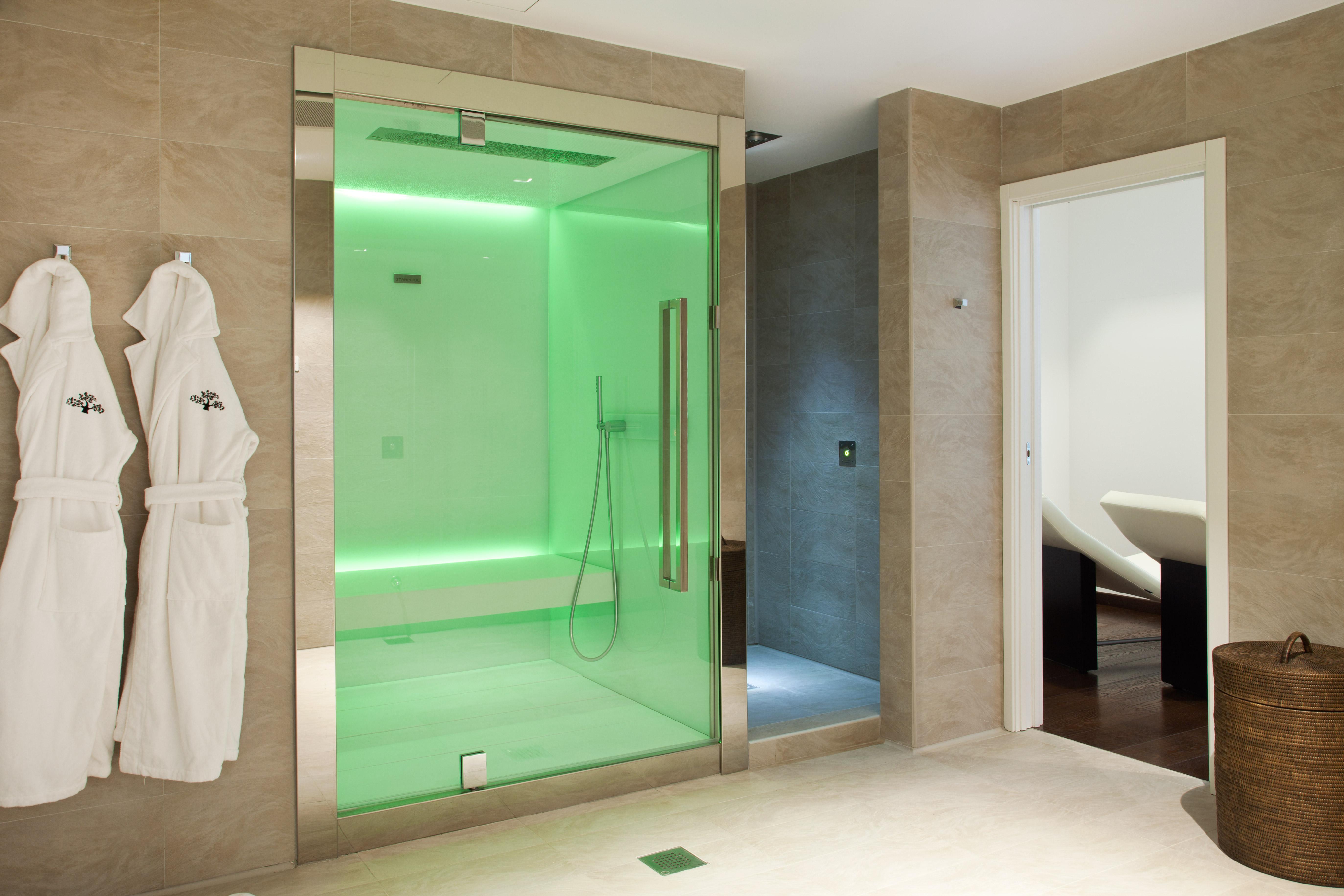 Magna Pars L'Hotel A Parfum, Small Luxury Hotels Of The World Milán Exteriér fotografie A shower with coloured LED lighting