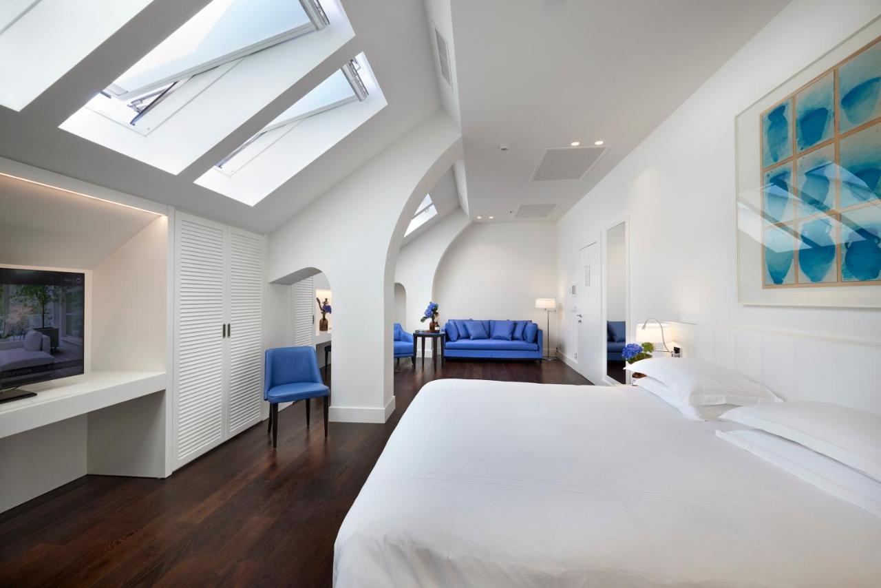 Magna Pars L'Hotel A Parfum, Small Luxury Hotels Of The World Milán Exteriér fotografie A suite at the hotel