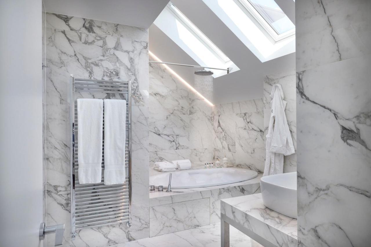 Magna Pars L'Hotel A Parfum, Small Luxury Hotels Of The World Milán Exteriér fotografie Bathroom with marble walls