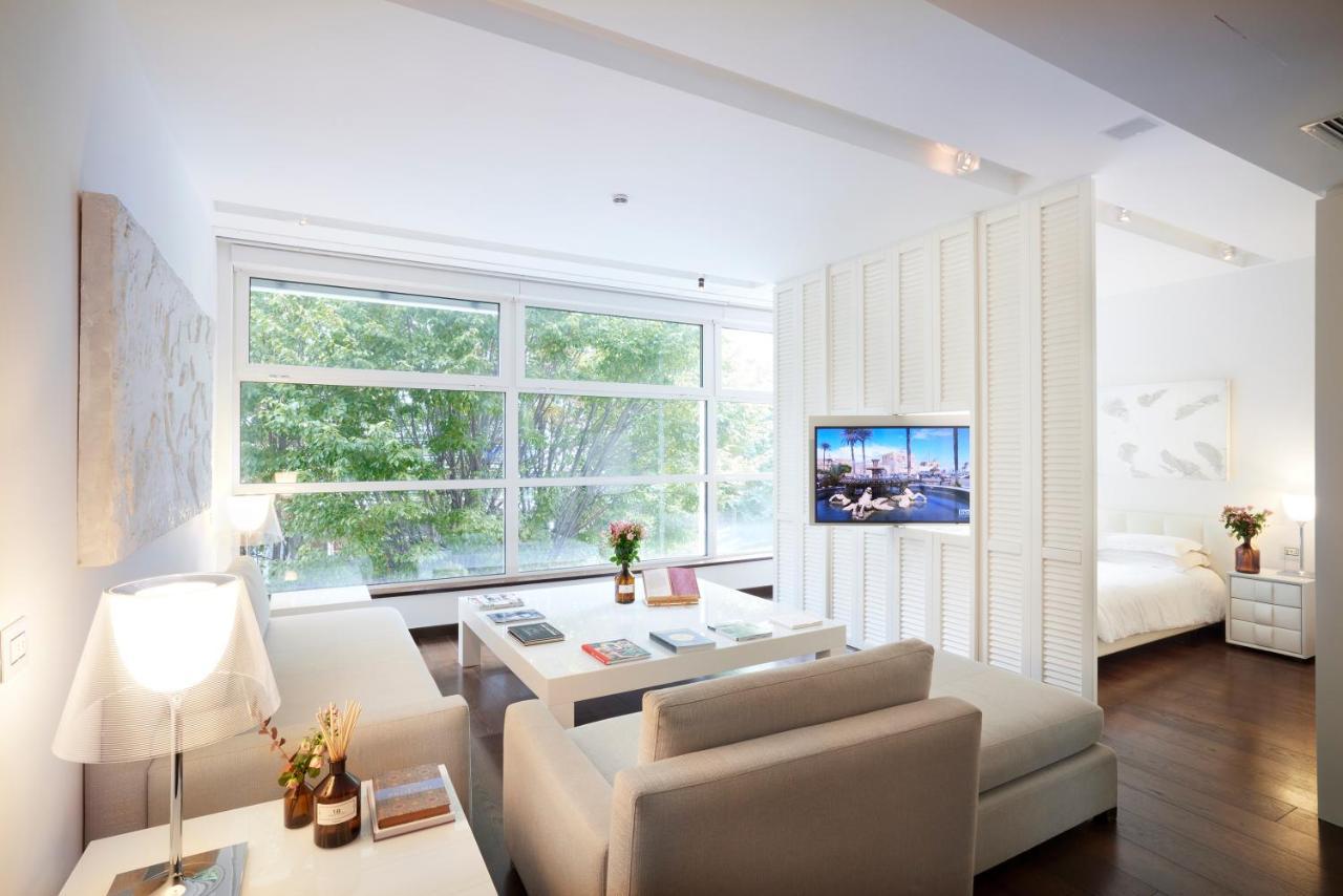 Magna Pars L'Hotel A Parfum, Small Luxury Hotels Of The World Milán Exteriér fotografie A living room in a typical apartment at The Standard East Village
