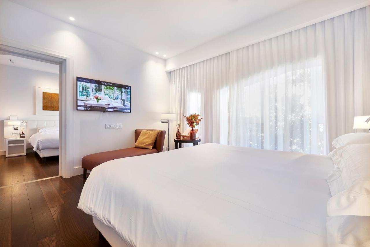 Magna Pars L'Hotel A Parfum, Small Luxury Hotels Of The World Milán Exteriér fotografie A bedroom at the hotel