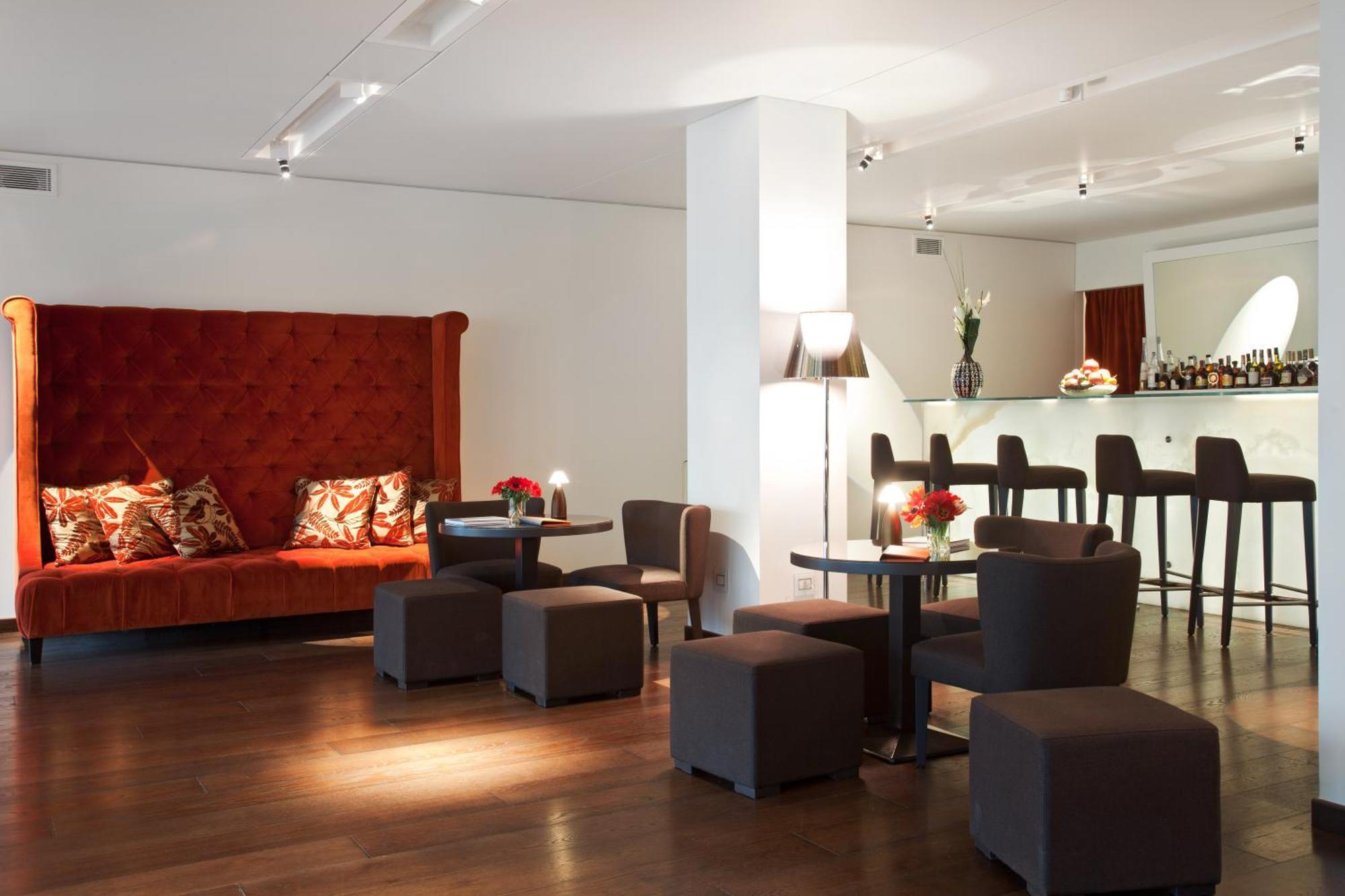 Magna Pars L'Hotel A Parfum, Small Luxury Hotels Of The World Milán Exteriér fotografie The bar at the Hotel de la Paix