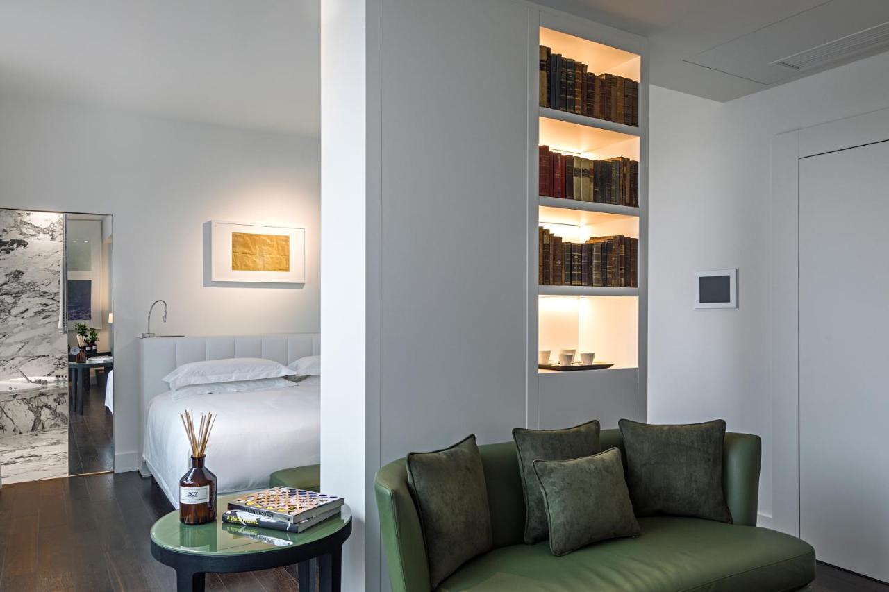 Magna Pars L'Hotel A Parfum, Small Luxury Hotels Of The World Milán Exteriér fotografie A suite at the Hotel